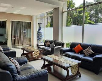 Megaland Hotel Solo - סורקטה - סלון