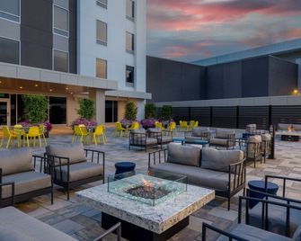 Home2 Suites by Hilton Bristol - Bristol - Terasa