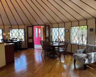 Charming 2-bedroom Yurt with AC, WiFi in serene Benzonia - Benzonia - Comedor