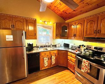 Cozy side-by-side 1 bed 1 bath Apartment - Relaxing Getaway - Fitchburg - Cocina