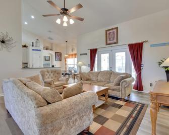 12 Mi to Disney: Home w/ Pool & Spa in Clermont - Clermont - Wohnzimmer