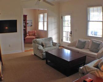 \'Cottage Road Beach House\' - Booking open for Summer 2020 - Monmouth Beach - Living room
