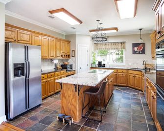 Stunning Riverside Retreat With Private - Denham Springs - Kitchen