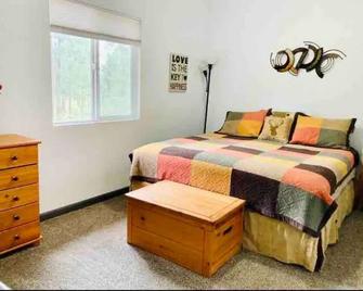 Peaceful Forest feel 5ac, Comfy 3bd Monument hidden but close, Deer, USAFA10mi - Monument - Habitación