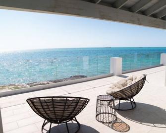 New! Secluded private retreat with yoga studio, pool, private beach & much more! - Staniel Cay - Balcony