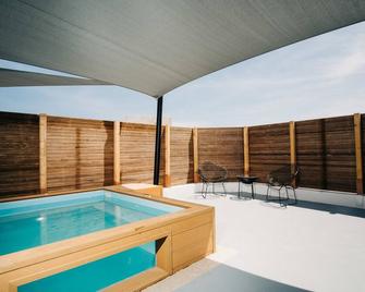 Mesanto Luxury Suites - Megalochori - Bazén