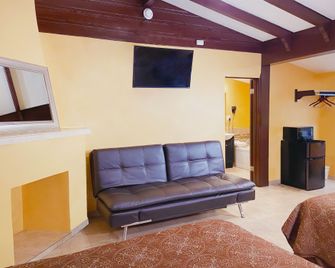 El Patio Inn - Near Universal Studios Hollywood - Los Angeles - Living room