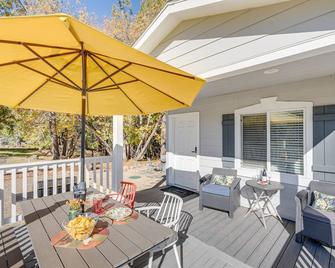 Community Pool and On-Site Farm Placerville Cottage - Placerville - Patio