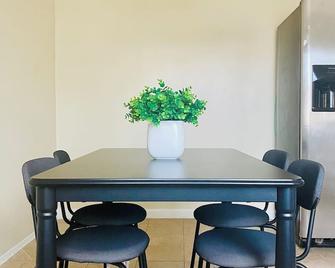 Master private bedroom and bathroom - Ensuite #5 - Laurel - Dining room