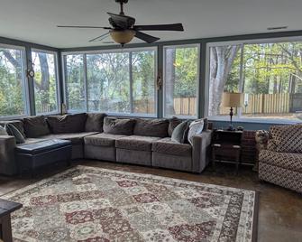 Fantastic 3 Bed / 2 Bath Near the Augusta National - North Augusta - Living room