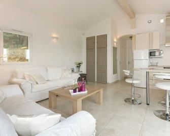 House in the middle of the cicadas - Roussas - Living room