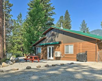 Victor Woodland Cabin Retreat with Fire Pit - Victor - Edificio