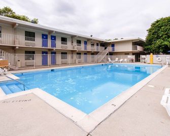 Motel 6 Norfolk - Norfolk - Bể bơi