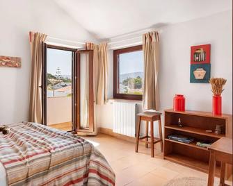 GuestReady - Peaceful beach villa w/ parking - Colares - Habitación