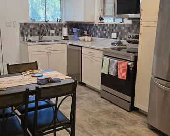 Charming 2-bedroom farm bunkhouse with hiking, pool/hot tub & petting zoo - Crosby - Cocina