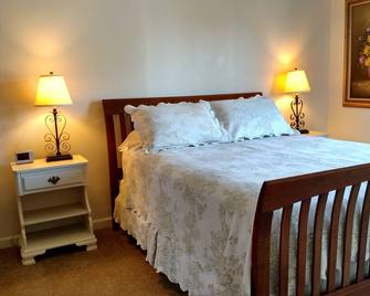 The Garden Suite has beautiful views of forests and pastures! It is dog friendly - Ferndale - Bedroom