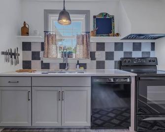 A charming and peaceful getaway in the heart of Irvington, Virginia. - Irvington - Kitchen