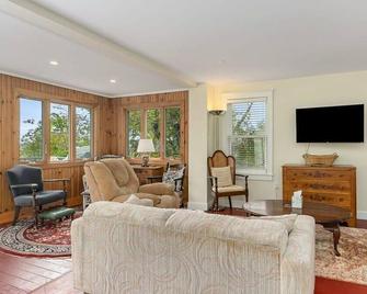 Walk To Good Harbor Ocean Views Open All Year - Gloucester - Living room