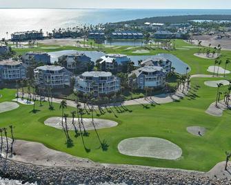 Perfect Getaway! 2 Spacious Units, Free Parking, Restaurants, Pools, Waterslides - Captiva - Vista del exterior