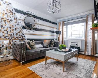 Hip, fresh Cozy 2 bedroom apartment in East Brooklyn - Brooklyn - Living room