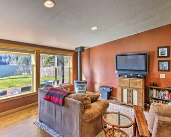 Lakefront Cabin with Stunning Mountain Views and Dock! - Mineral - Living room