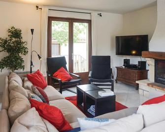 Awesome Home In Le Poujol Sur Orb - Le Poujol-sur-Orb - Sala de estar