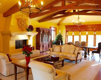 Calipaso Winery - Paso Robles - Living room