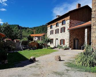Discover the Auvergne in a quiet village in Haute Loire - La Chomette - Edificio