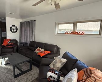 2 King Bed Osu Rental House - Stillwater - Living room