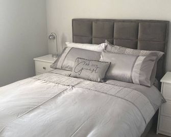 Modern 3-Bed Apartment in Magherafelt Sleeps 8 - Magherafelt - Bedroom