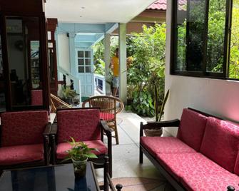 Bonny Hotel 4 Floors No Elevator - Ko Samui - Living room