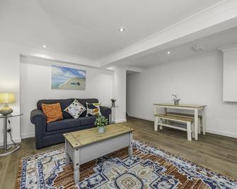 Upper Rock Brighton - Guest House - Brighton - Living room