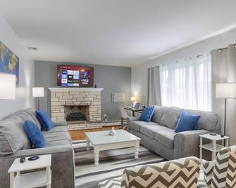 10 Minutes To Hershey w/ Firepit & Grill - Palmyra - Living room