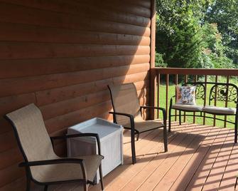 Cabin for two with an awesome view hot tub and wi-fi - Campton - Balcony
