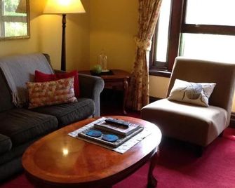 Merrijig Inn - Port Fairy - Living room