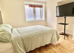Cozy Above-Ground Bright Rooms - Richmond Hill - Bedroom