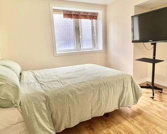 Cozy Above-Ground Bright Rooms - Richmond Hill - Bedroom