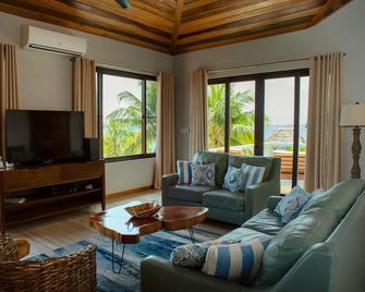 Island Time Gecko - Placencia - Living room