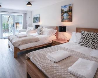 Suite 3 - Sleeping Giant Hotel - Pen Y Cae Inn - Brecon - Bedroom