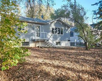 4 Bedroom Bungalow - Near Rcmp Heritage Centre - Regina - Building