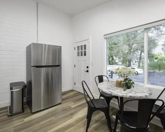 Renovated 2BR 1BA Flat Close to 25th Street Fun - Ogden - Restaurant