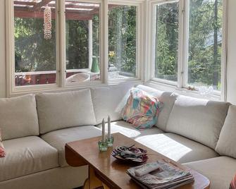 2 Bedroom Stunning Home In Gräddö - Gräddö - Wohnzimmer