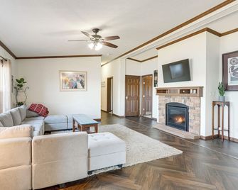 Ski, Fish & Relax Fireside: Mink Lake Retreat! - Buffalo - Living room