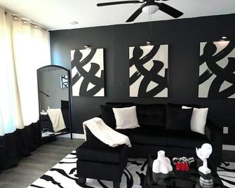 Luxurious 4 bed 2 bath house near Downtown Houston - Houston - Living room