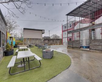 Comfy Kingsport Apartment - Walk to Brewery! - Kingsport - Patio