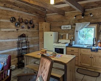 1866 Pre-Confederation Log cabin at Gerber's - Killaloe - Dining room