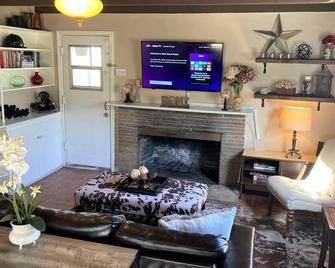 A Hidden Gem At The End Of The Garden Path! - San Gabriel - Living room