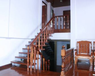 Buriram The Big house intown - Amphoe Mueang Buri Ram - Aufgang