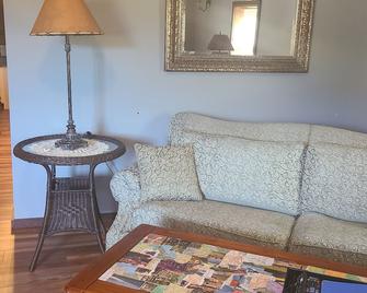 Misty Waters Getaway. Watauga River/Lake - Elizabethton - Living room