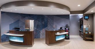 SpringHill Suites by Marriott Alexandria Old Town/Southwest - Alexandria - Front desk
